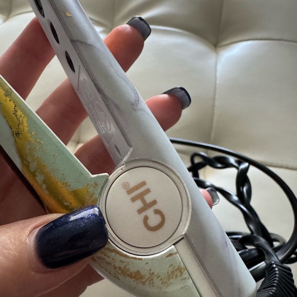 MUST GO MOVING SALE- TODAY ONLY 👱‍♀️ CHI Flat Iron straightener - Picture 3 of 8